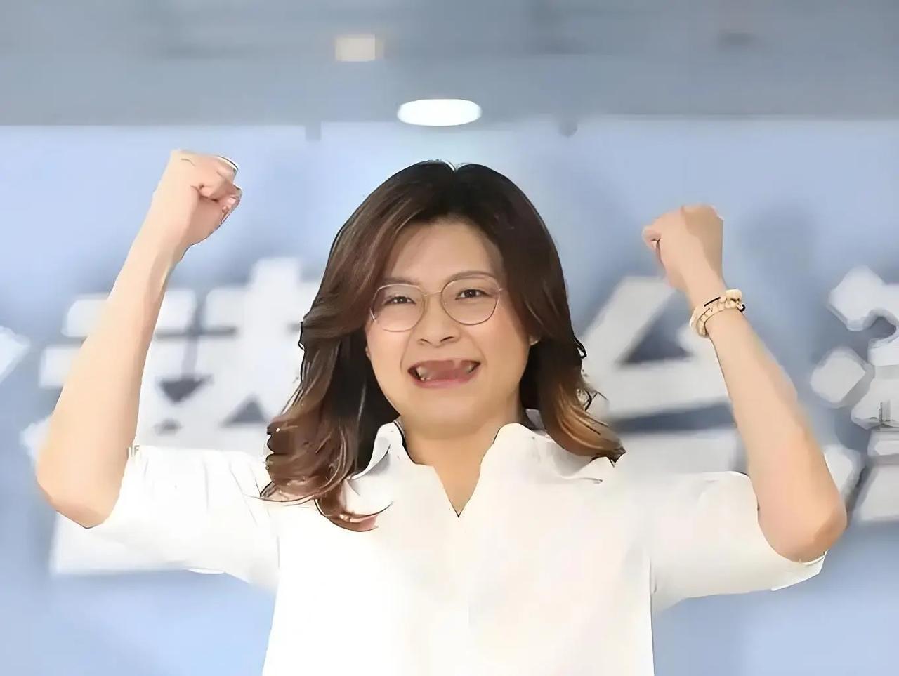 中国国民党主席郑丽文1日在中央党部的元旦升旗时，受访提及九二共识就是“两岸同属一