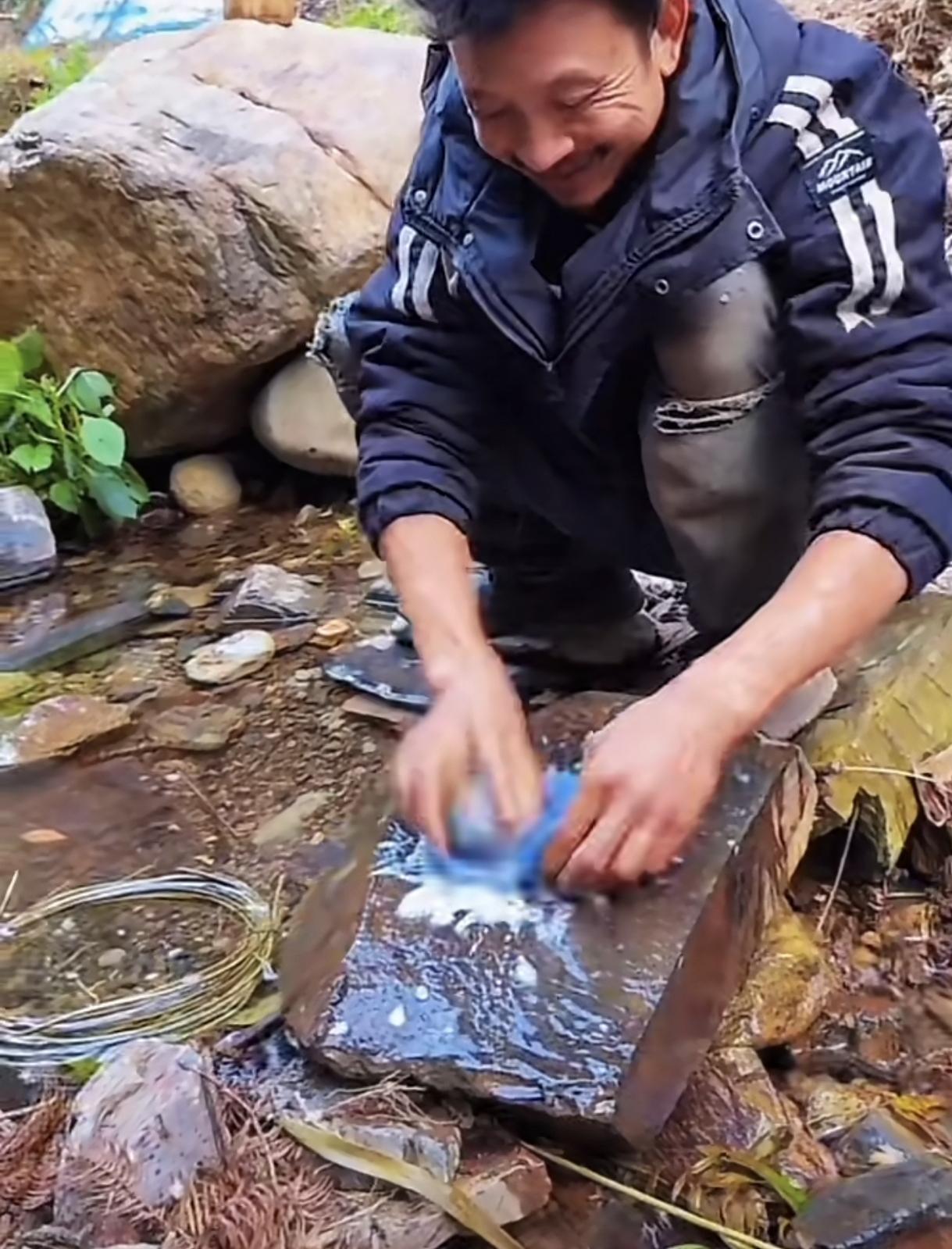 荒野求生最精致的男人
姚姚用野生洗衣粉洗衣服
网友：这不是他们生存的水源吗？这样