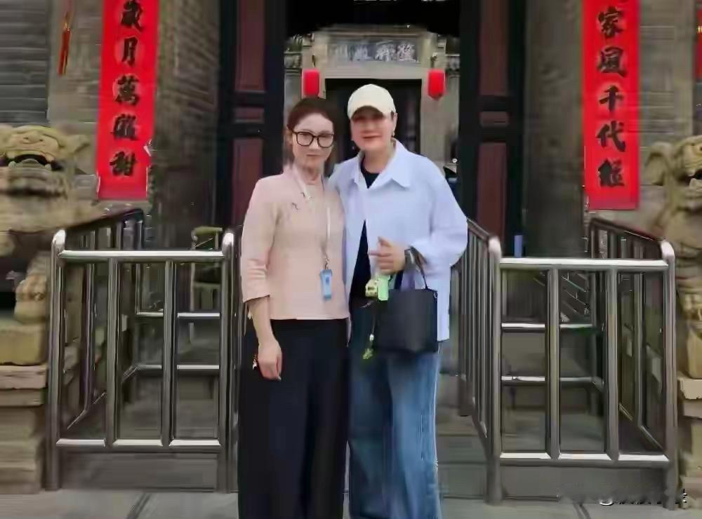 北京偶遇62岁张凯丽，真人又高又瘦，气质超绝，看着就像40多岁。她穿身简约衣裳，