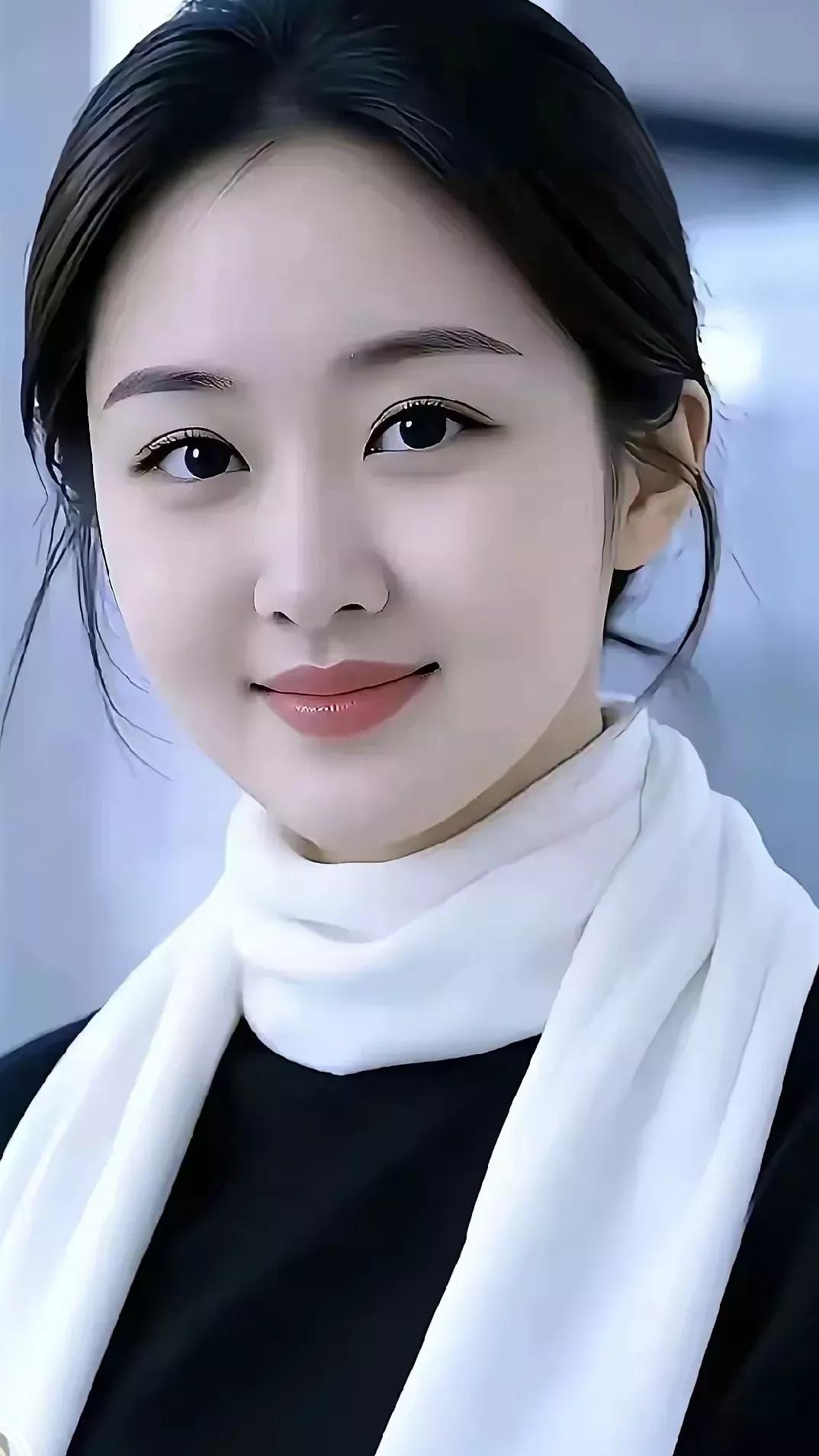 温柔气质，白色围巾搭配黑色上衣，简约又优雅！白衬衫搭配丝巾 白色围巾女 黑灰色围