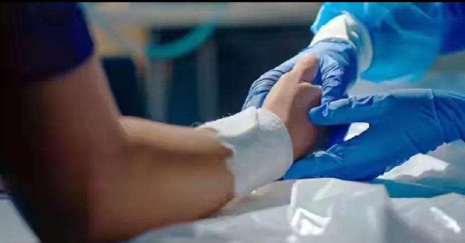 家人们谁懂啊！最近微短剧火出圈，有人老婆迷上短剧男主，老公醋意上头，模仿男主“甩