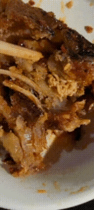 这个季节买熟食，还是要慎重一些，能不买还是不买，买到干净卫生的倒没啥说的，万一买
