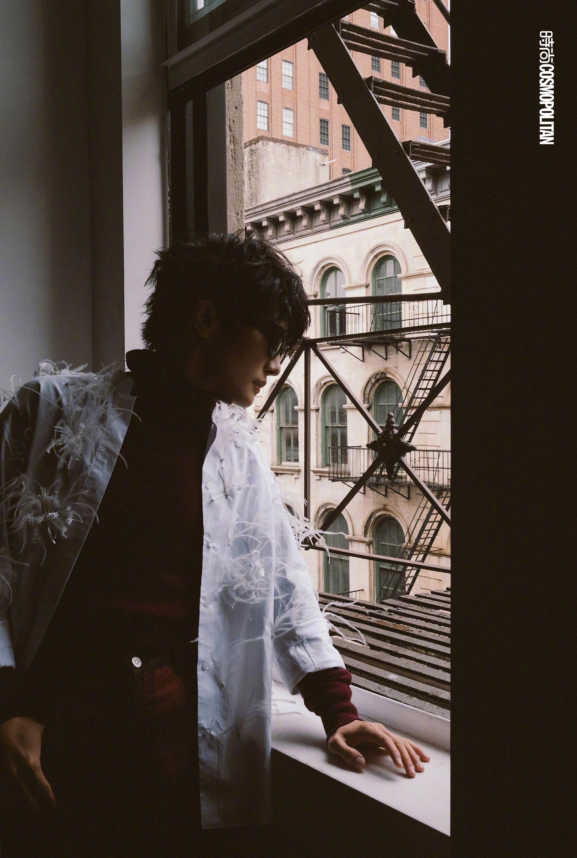 #周深不过膝短裤# 时尚COSMO五月刊封面彩蛋来喽！！不过膝短裤真的很适合周深