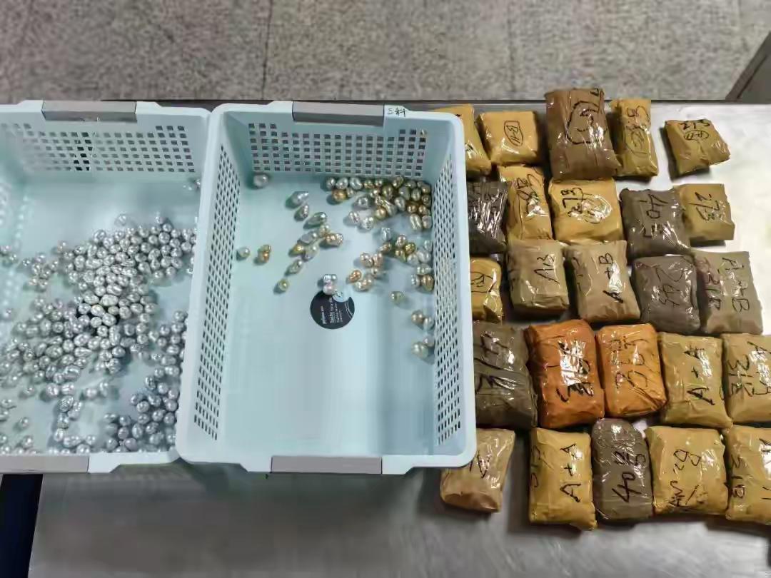 这是明显的为了想偷逃税款，这种行为不仅商品可能会被没收，还会进行其他罚款。实际上