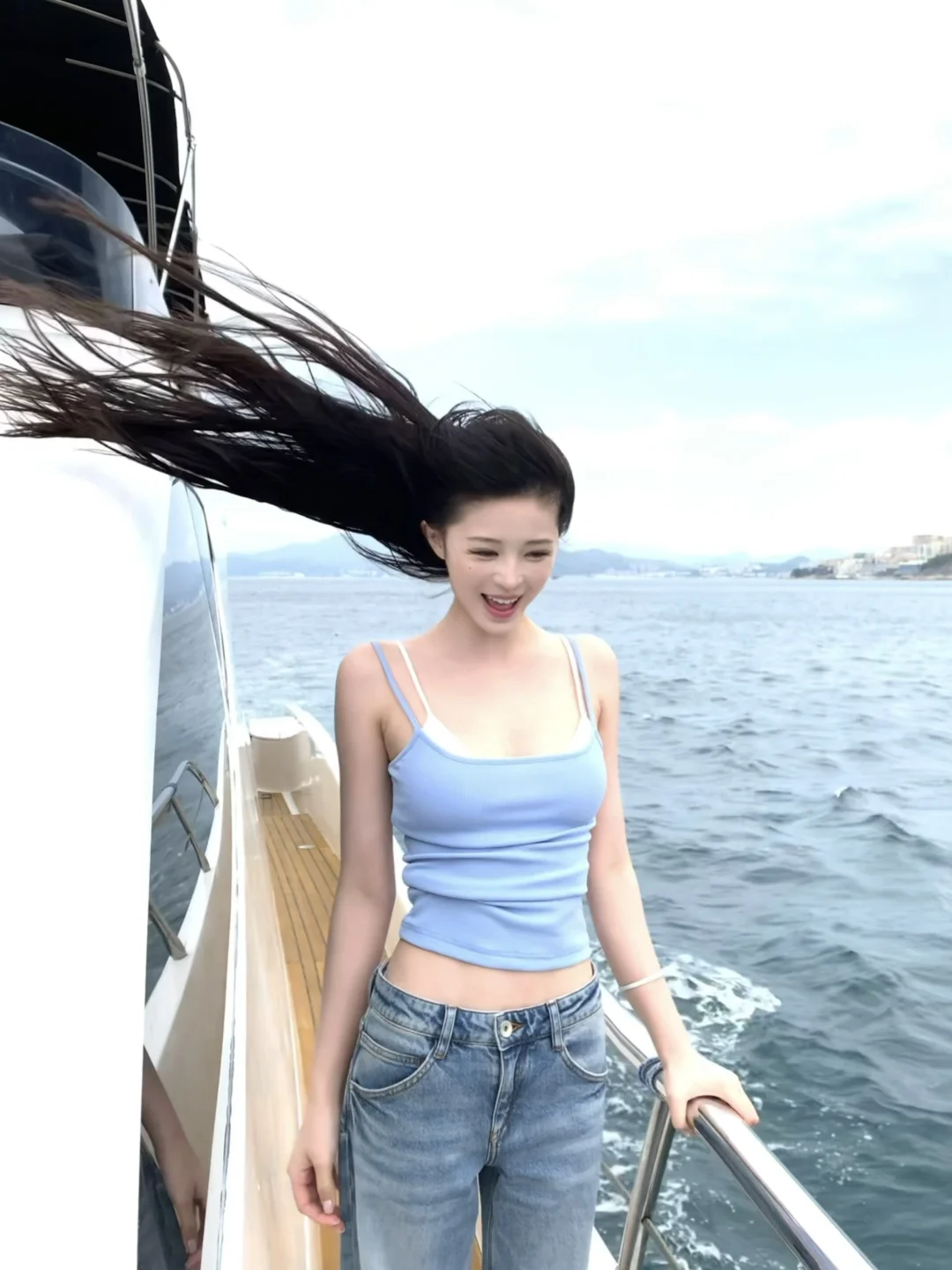 海风把头发吹成了自由的形状🌊