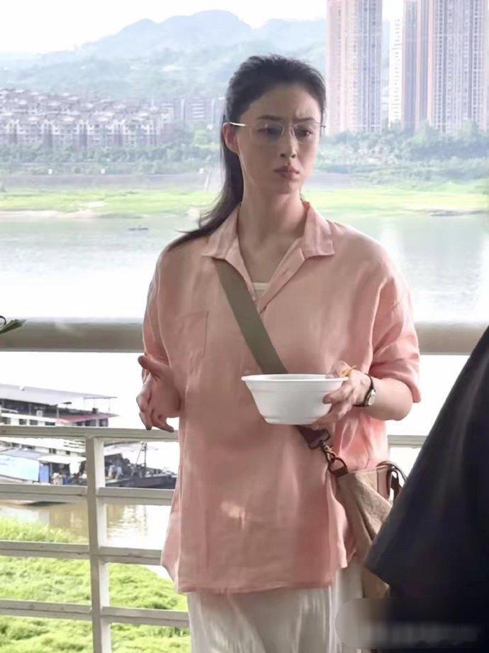 蒋欣常被说胖，实则冤枉。她脸小却因大骨架显壮，并非真胖，别错把骨架当肉肉啦。 ​