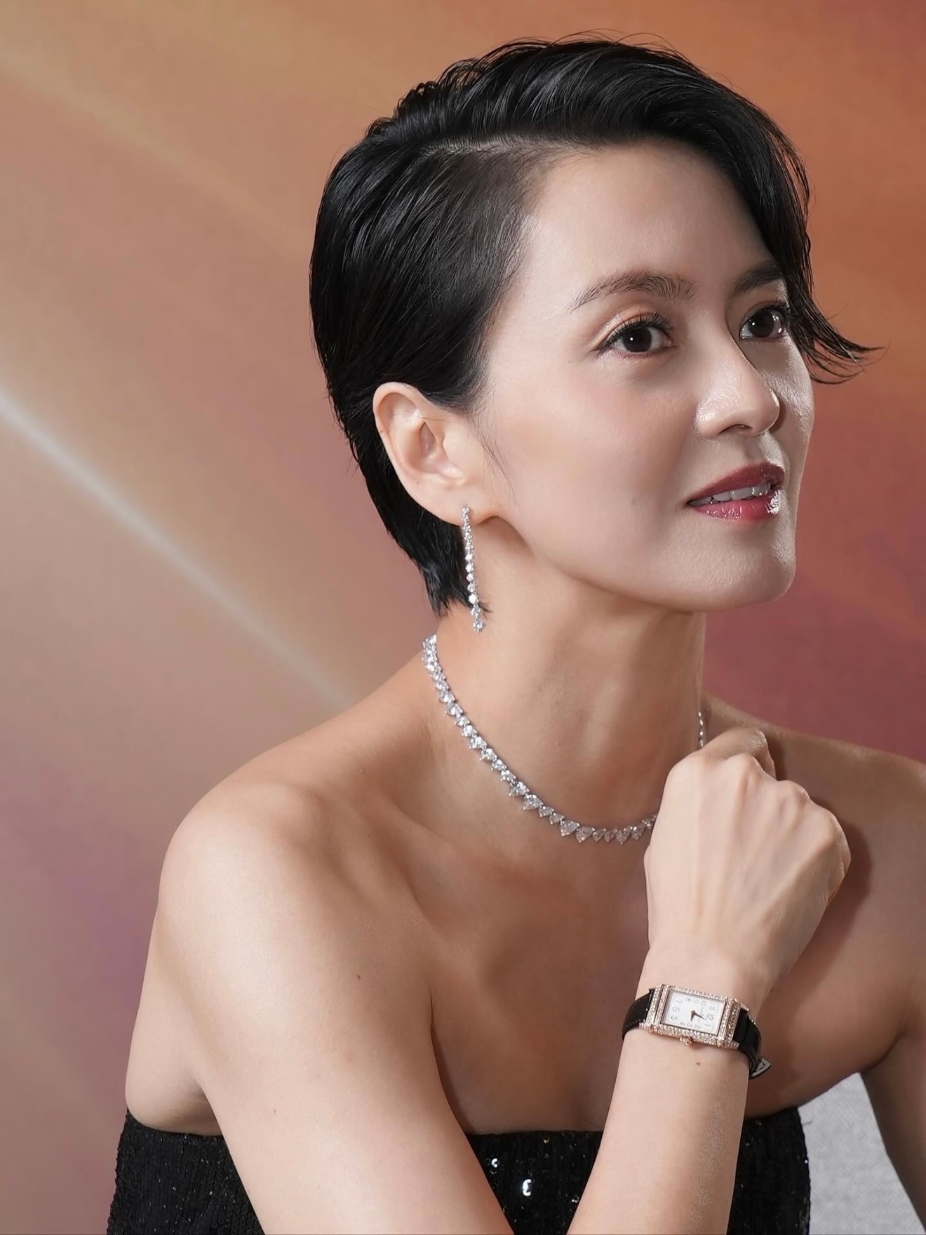 久未露面的梁咏琪佩戴积家翻转系列腕表亮相金鸡奖开幕式，状态真好