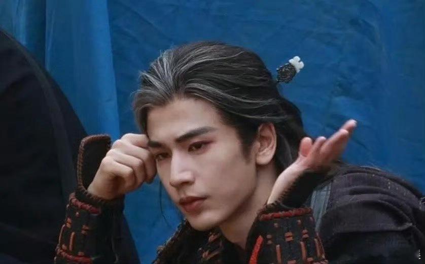 张凌赫的颜值真的还是有点看角度啊。 