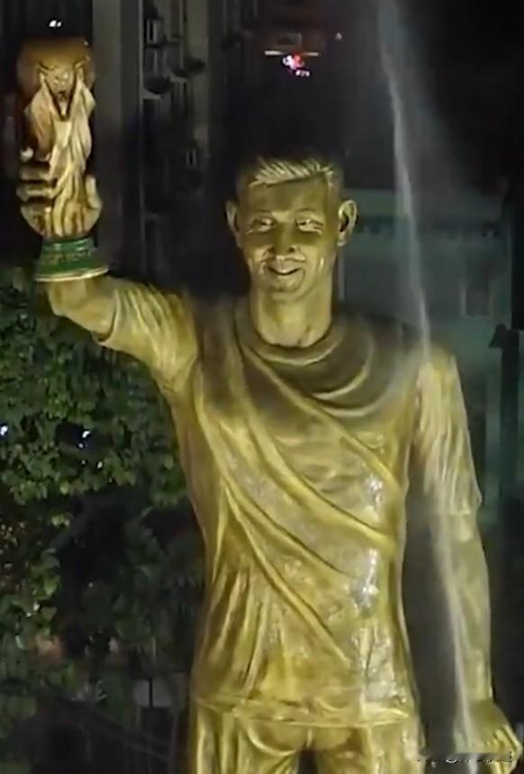 梅西印度行因主办方安全漏洞，在球场绕行10分钟匆匆离场。现场球迷十分不满，冲入球