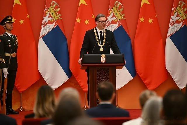 这是来自大国的肯定，“友谊勋章”的分量使然。看的出来，他也是一个感性之人。武契奇