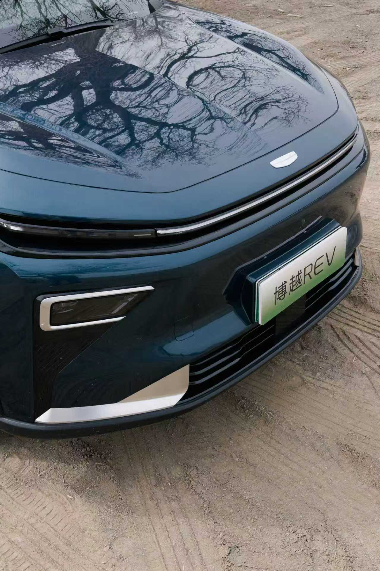 薇薇这次跟着吉利跑了趟新疆乌尔禾，也是终于把传闻里的戈壁试驾基地给体验了一遍。 