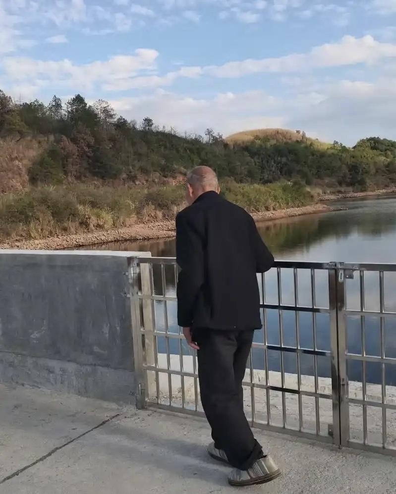 令人大彻大悟的话：

“很多人临死才发现，人生是一个‘骗局’，看完再也不焦虑了。