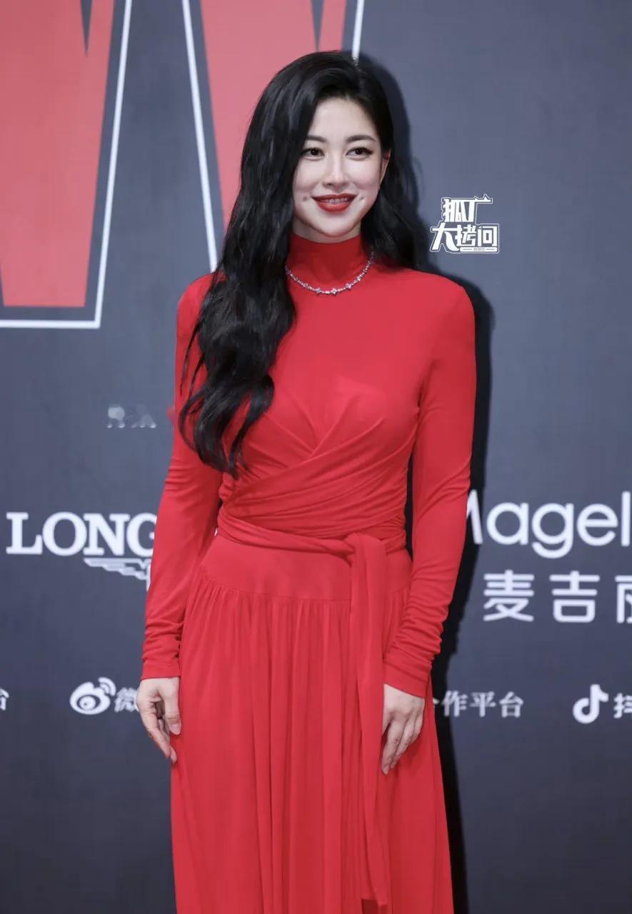 女明星朱珠，真的是赢麻了！

1月10日，39岁的女明星朱珠身穿一袭高领紧身红色