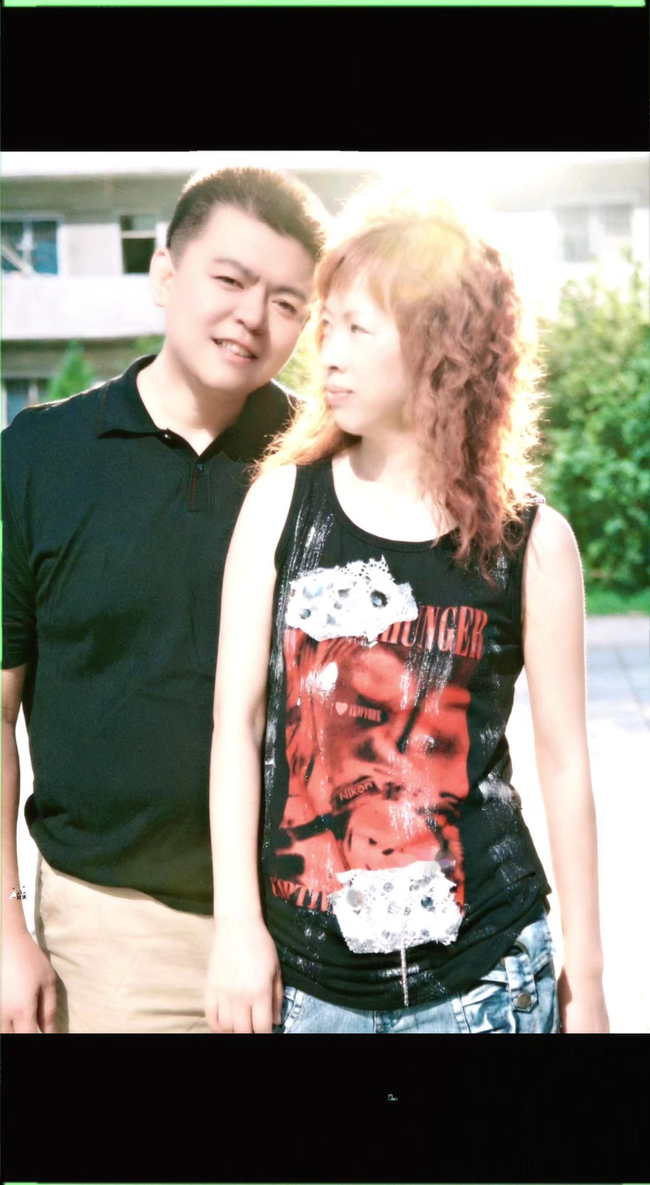 📸那年夏天烫成爆炸头的她，和穿Polo衫的少年。阳光把影子焊成相框，岁月偷不走