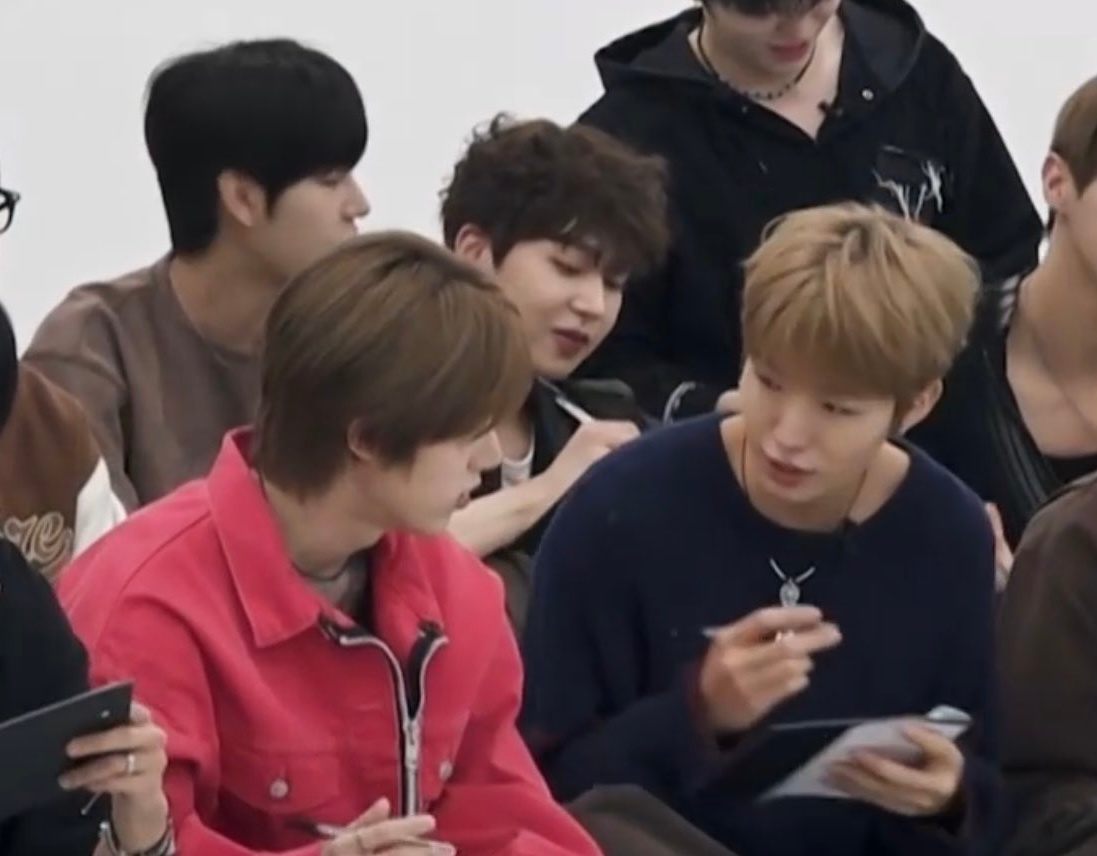 晃眼一看以为旁边那个人是dnyz（无恶意）