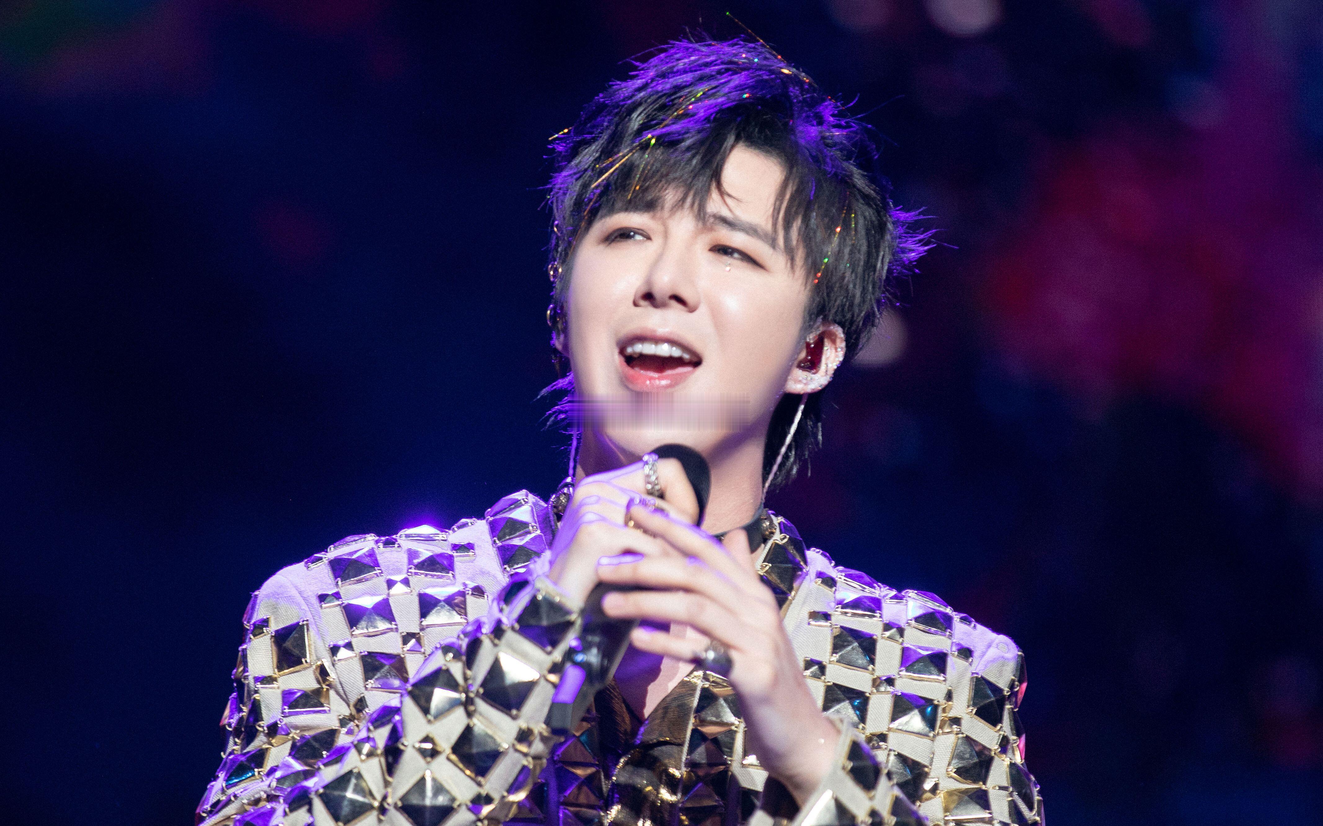 上海三步一刘宇宁五步一TOP东方明珠为他亮起，黄浦江面倒映少年身影。以前说“偶遇