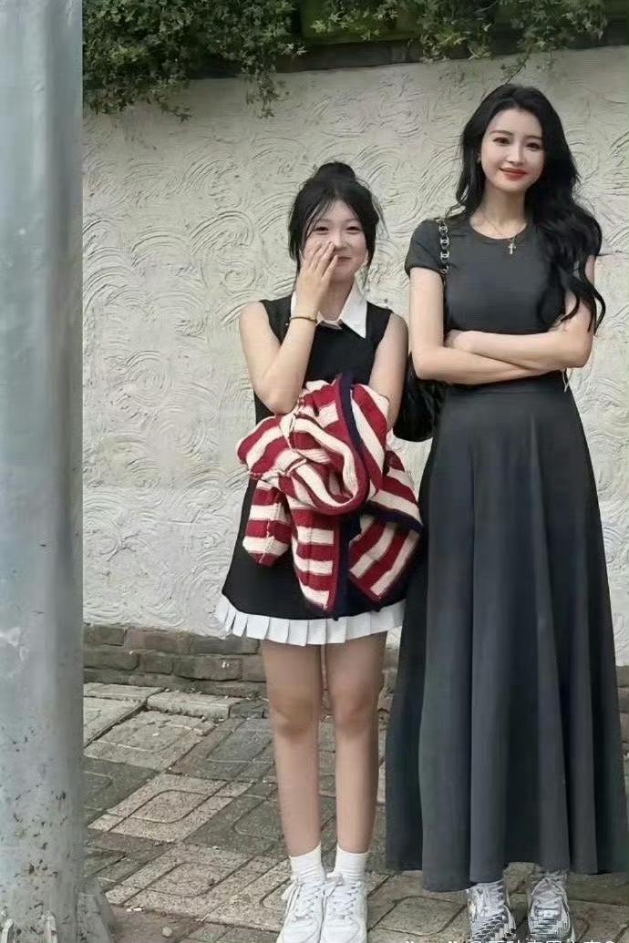 大家最近才后知后觉地发现，孙怡身上藏着个小反差——原本总觉得她是那种娇俏玲珑的模