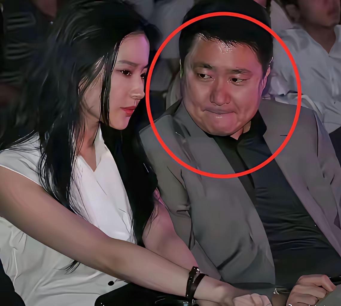 刘亦菲旁边男生是谁？一直盯着刘亦菲看