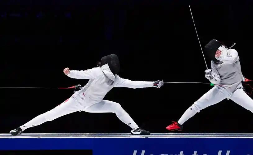 击剑服为什么是白色的？黑色不是更帅吗？
 
击剑运动起源于欧洲贵族决斗文化，早期