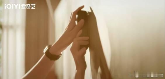 田曦薇胡一天手把手擦黑板好甜 看着田曦薇和胡一天这对CP擦黑板，简直是校园剧中最