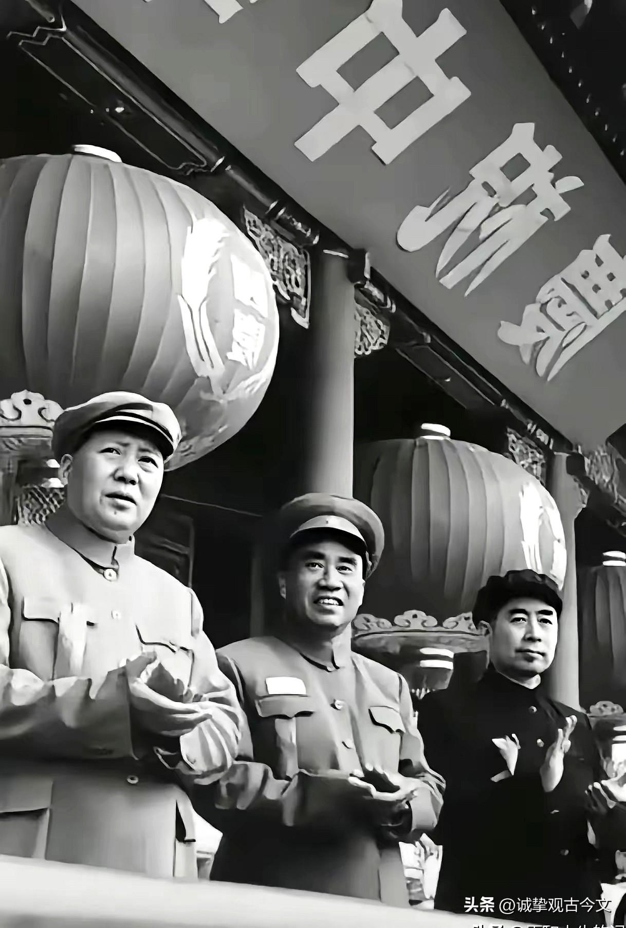 中华民族中国人民千秋万代感恩伟大领袖毛主席，老人家永远活在人民的心中