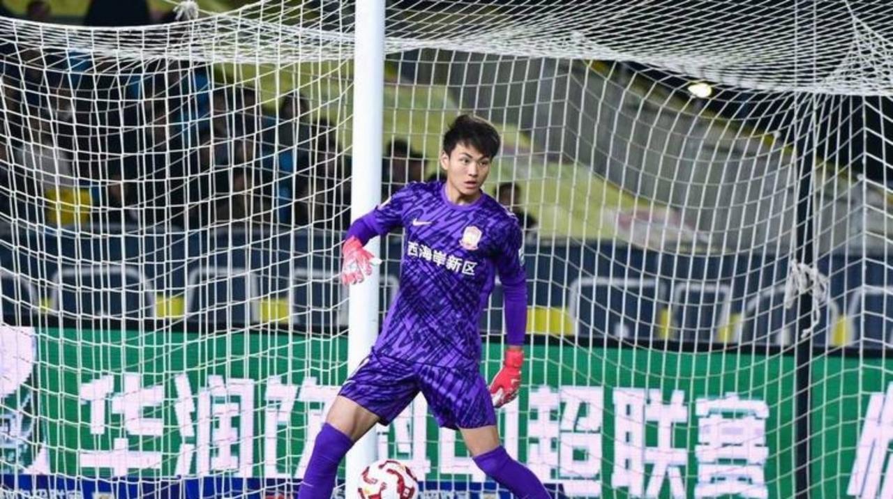 李昊在中超首轮，虽然他把守的大门被攻破两次，不过他尽力了。
扑出陶强龙和王钰栋的