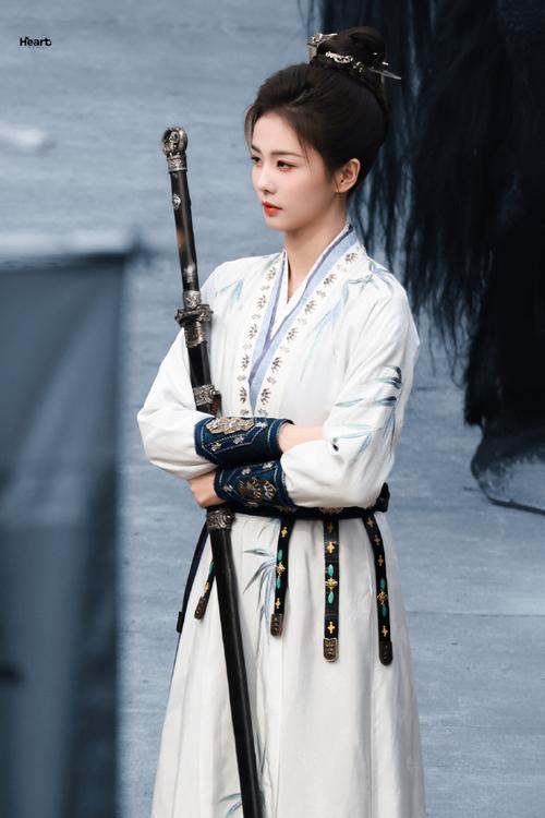 白鹿饰演的李佩仪，一袭白衣胜雪，清冷出尘。抹额轻束，更添几分飒爽英姿。她眼神坚定