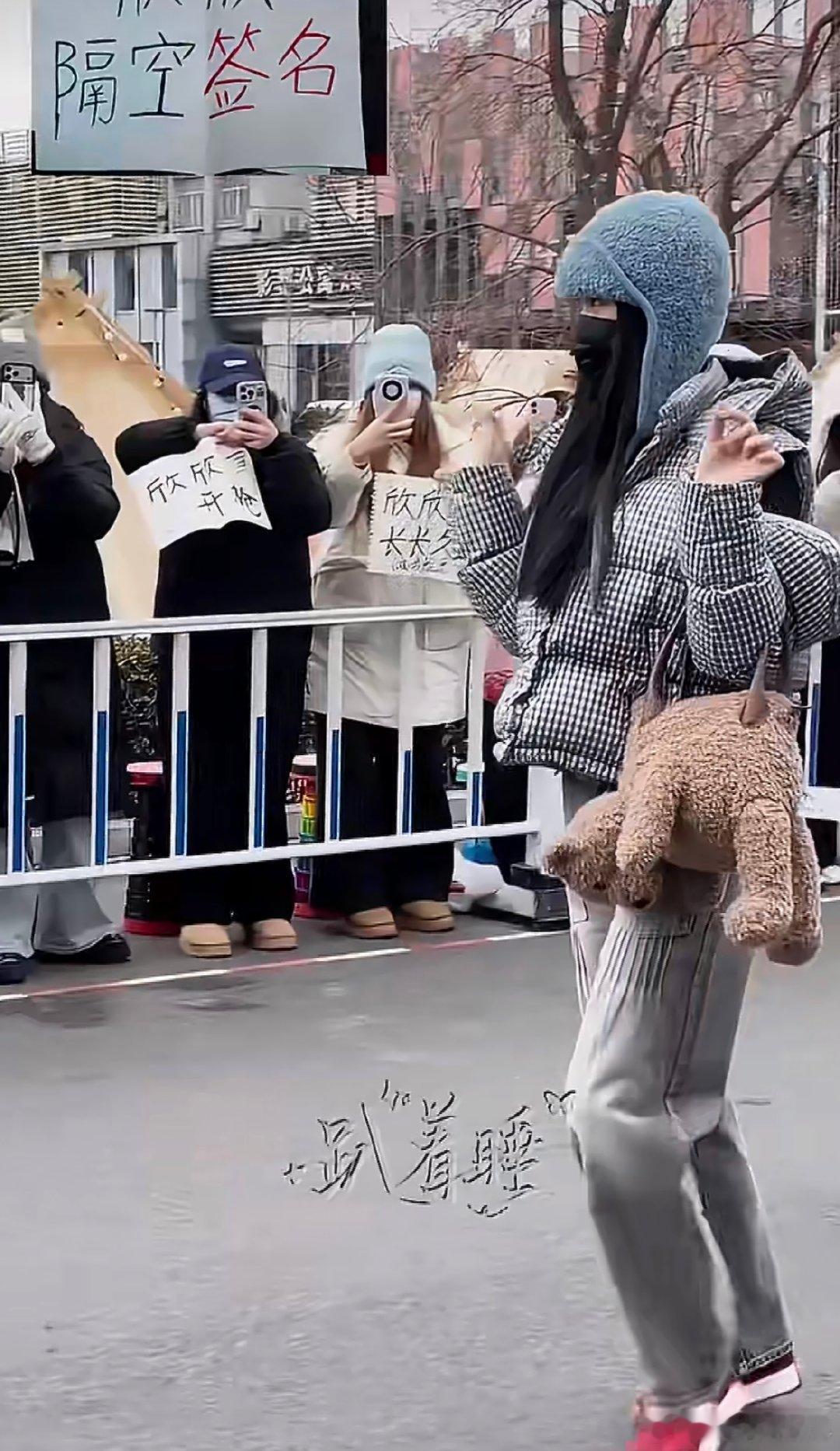 虞书欣给粉丝隔空签名 救命！虞书欣隔空签名也太萌了，一举一动都软乎乎的，宠粉小甜