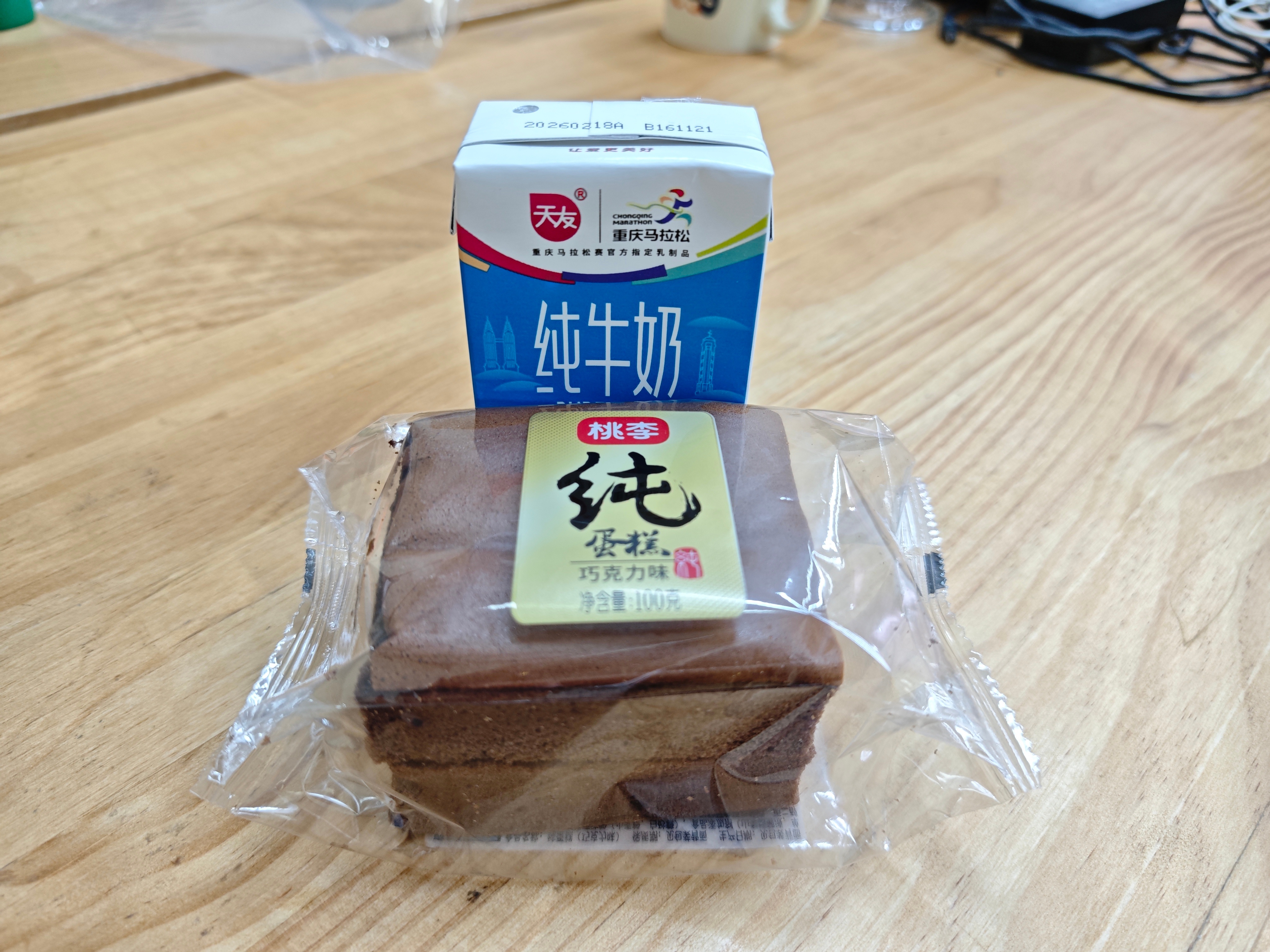 楼下超市的大哥给女儿辅导数学，辅导了一个小时也没听懂，把他气的得大叫走去进货了，