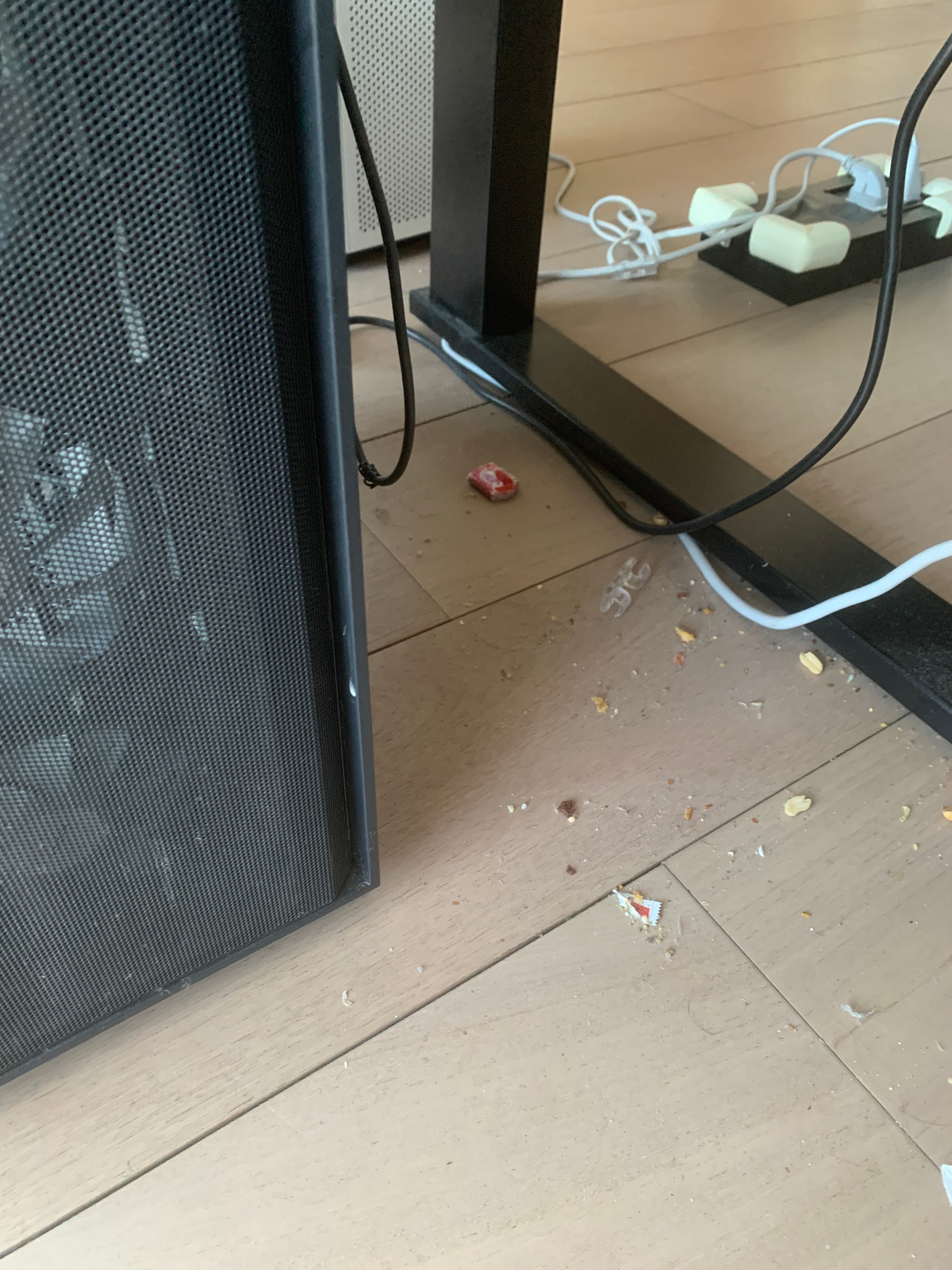 天啊今天把主机显示屏打包了…..一挪开..花生米？何时来的可以看出在这个桌子上没