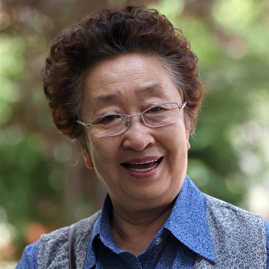 彭玉说，和二婚老伴结婚后，把他亡妻的照片放大挂在了屋子显眼的位置。

彭玉是一个