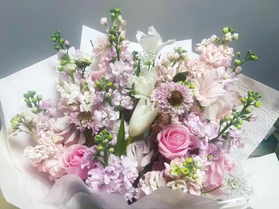 人间总有一两风，填我女儿十万八千梦，追光的人，终会光芒万丈！
祝贺宝贝女儿考研一