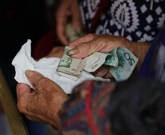 辽宁沈阳，一位70岁老人身患重病，把自己的200万元转存到外孙女名下，享受年利息