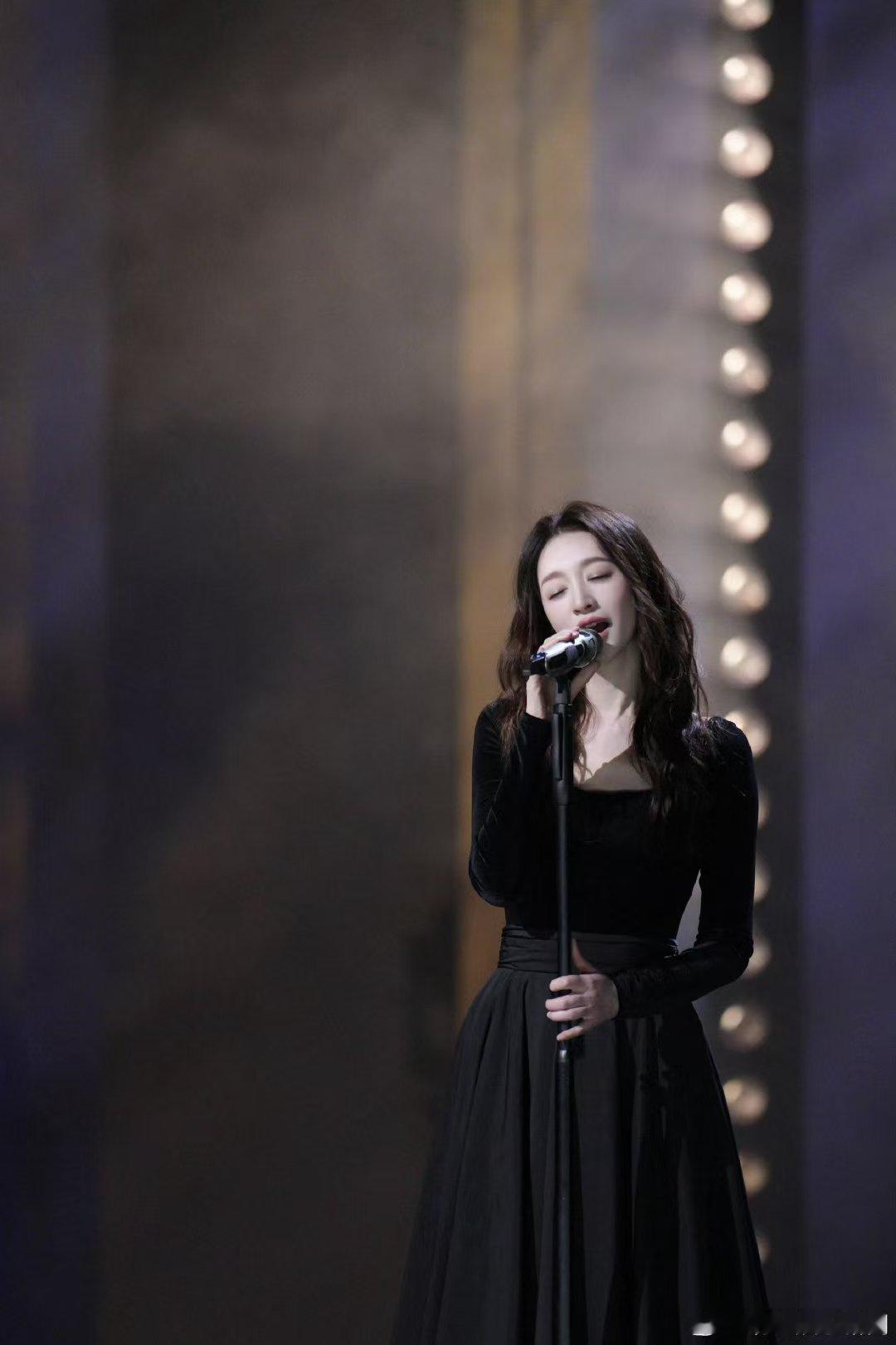 李小冉组表演时台下的谢楠乘风2026李小冉组舞台太有感染力，直接把谢楠笑到失控，