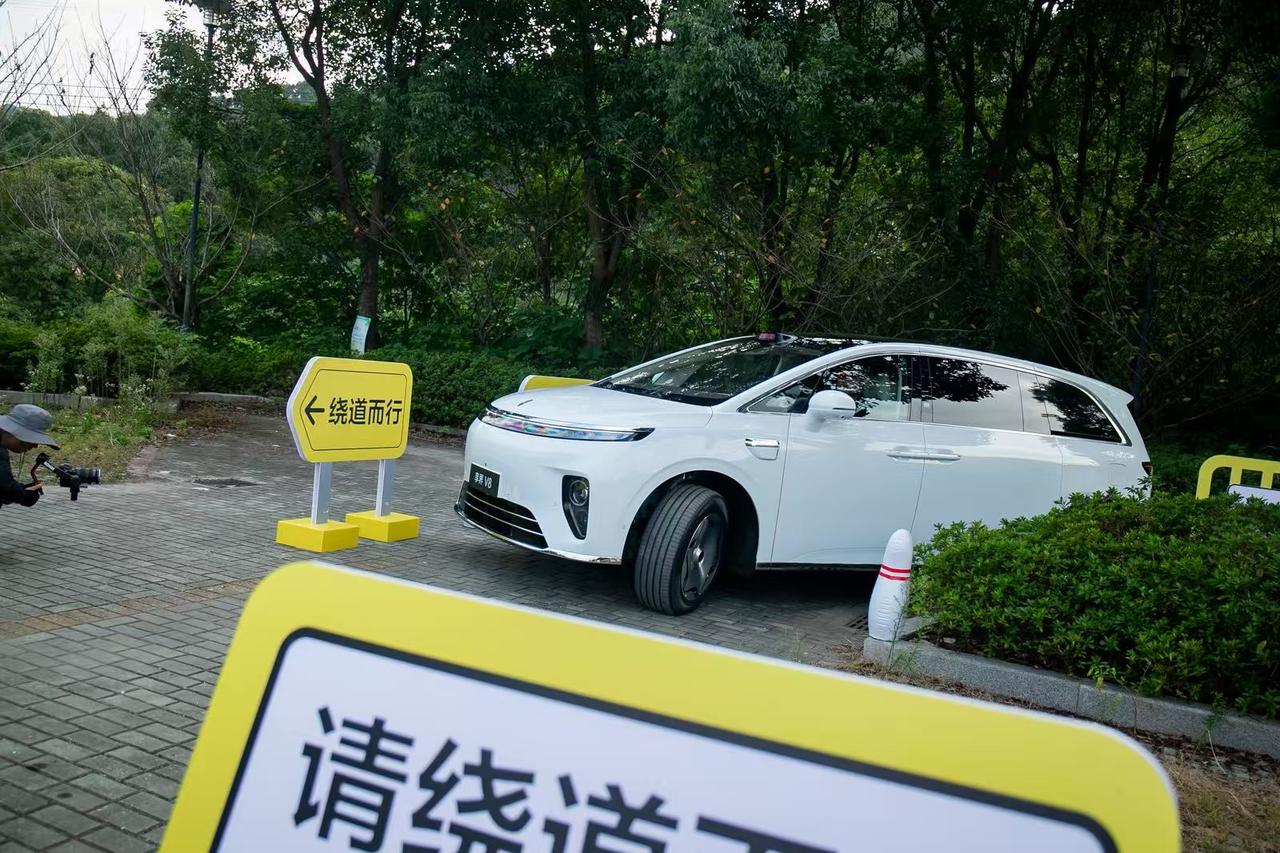 狭窄车位泊出时，主驾最怕前后车夹着，方向打早了蹭，打晚了出不来；窄路掉头辅助也是
