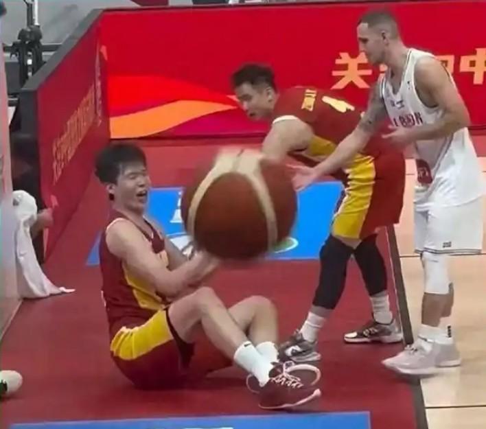 16岁的VIP，赛场上就敢拿球砸人，谁惯出来的？
8月31日晚，中国男篮89比8