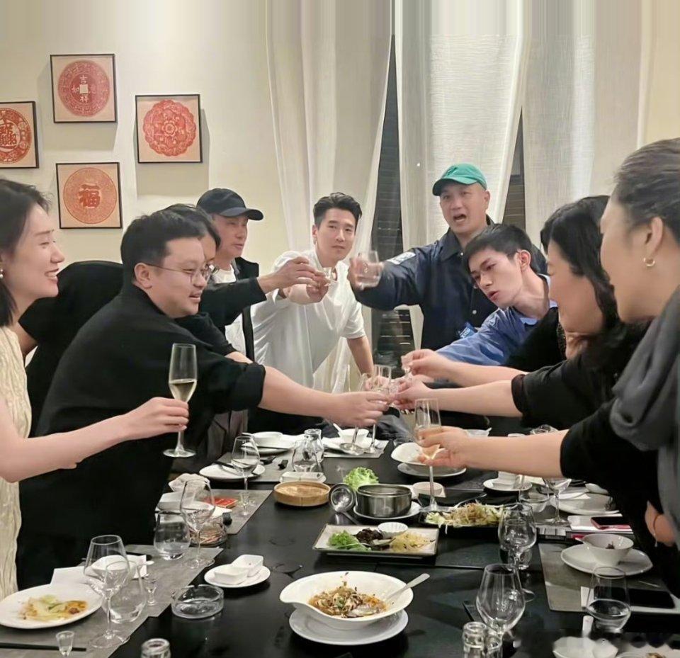 狂野时代剧组聚餐合照，易烊千玺怎么没参加？ ​​​