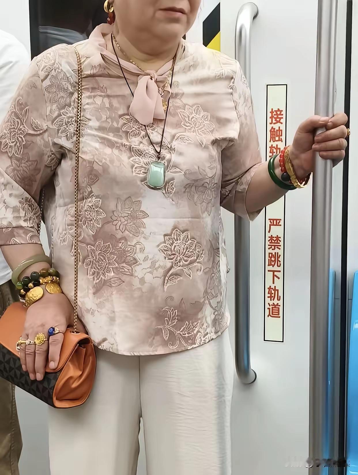 瞧这阵仗，家里铁定是有矿啊！
老话说财不外露，可这位阿姨生怕旁人不知道她家底殷实
