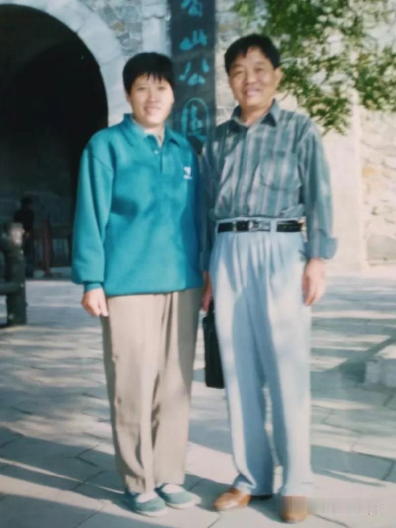 这是和我老婆，于1999年8月份在香山公园门口的合影。当时我老婆已因患食道癌后期