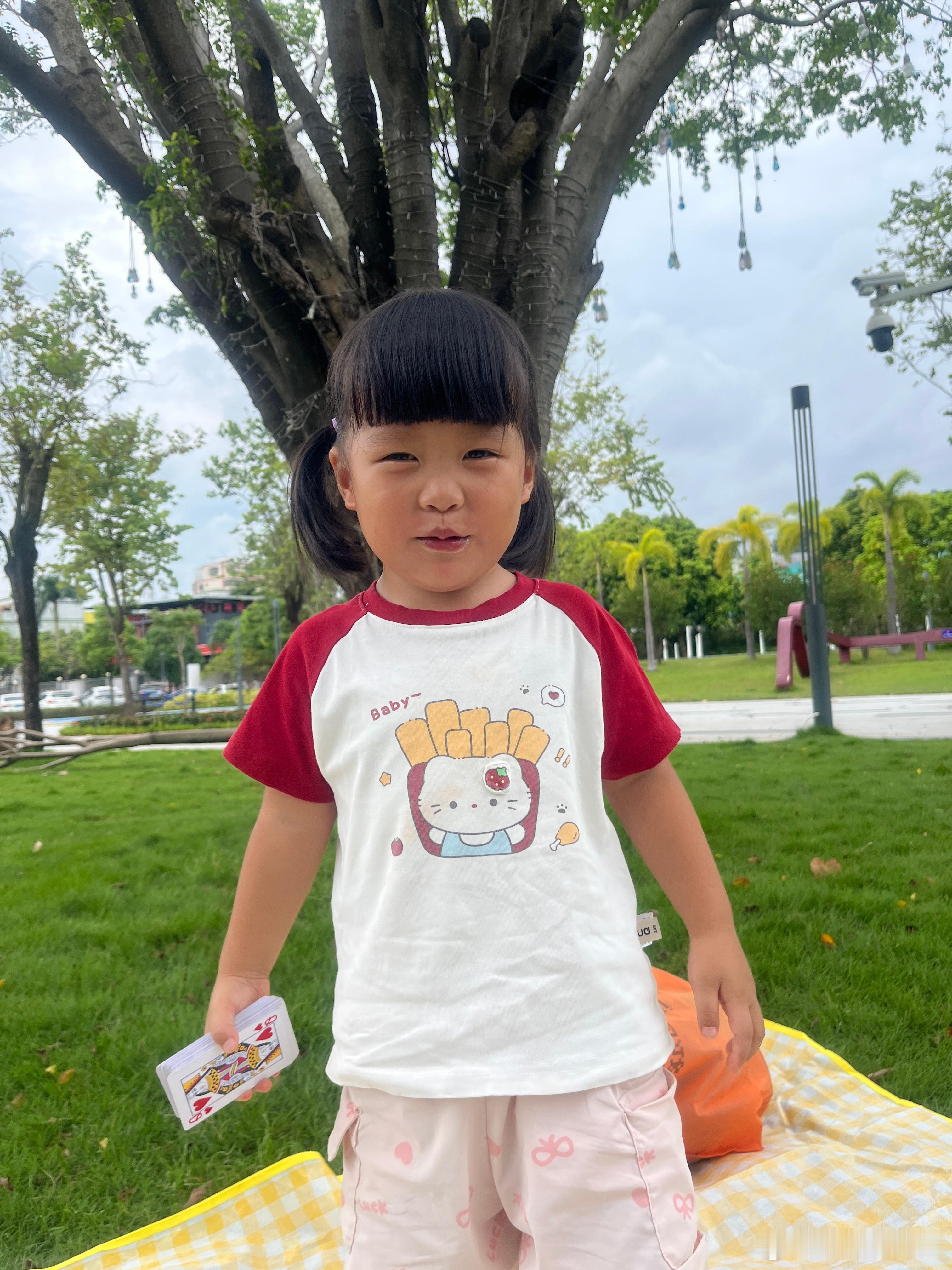 要来野餐，什么都没带，昨天买的零食还有，而且就在家附近，也不用准备什么。和小孩打
