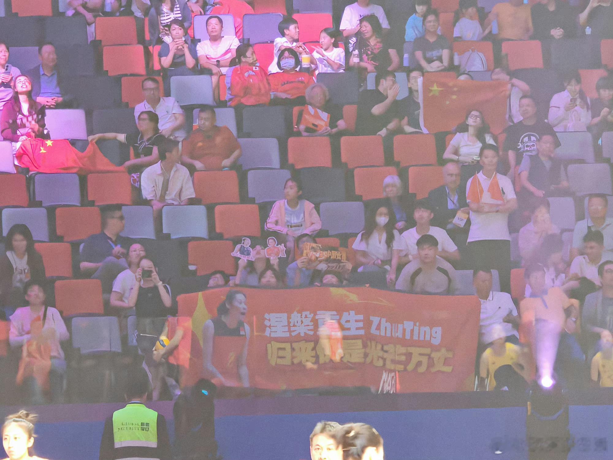 #中国女排vs日本女排# 小黄人的应援就是老朱的底气，让她知道婷粉会一直陪着她[