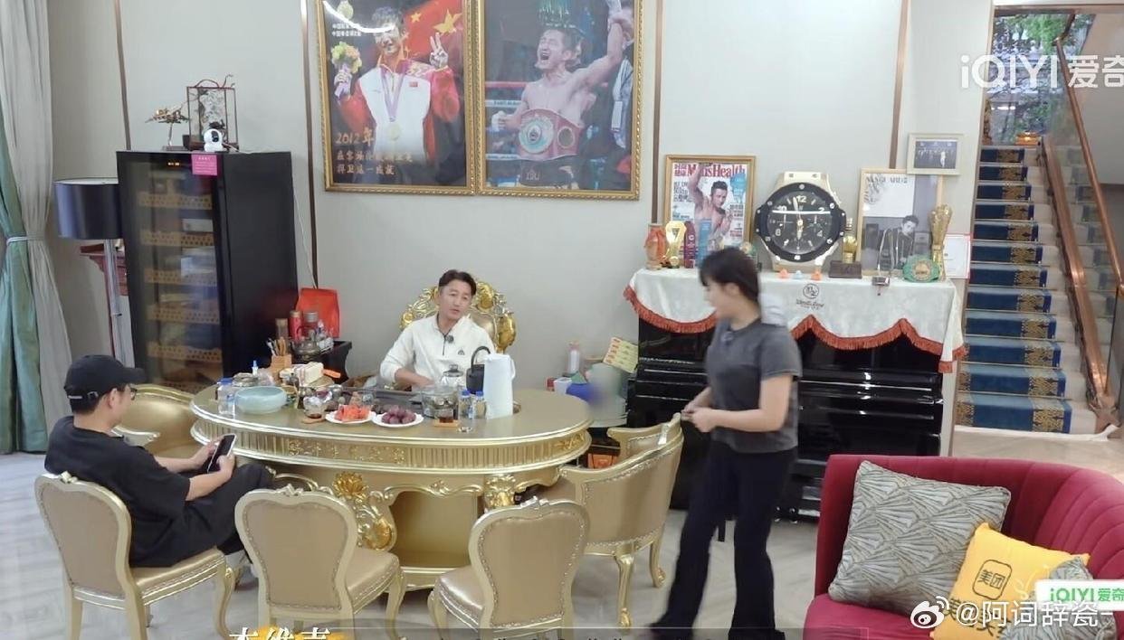 邹市明的家有多大？他的妻子冉莹颖告诉李维嘉，为了还债，家里房产都卖的七七八八了。