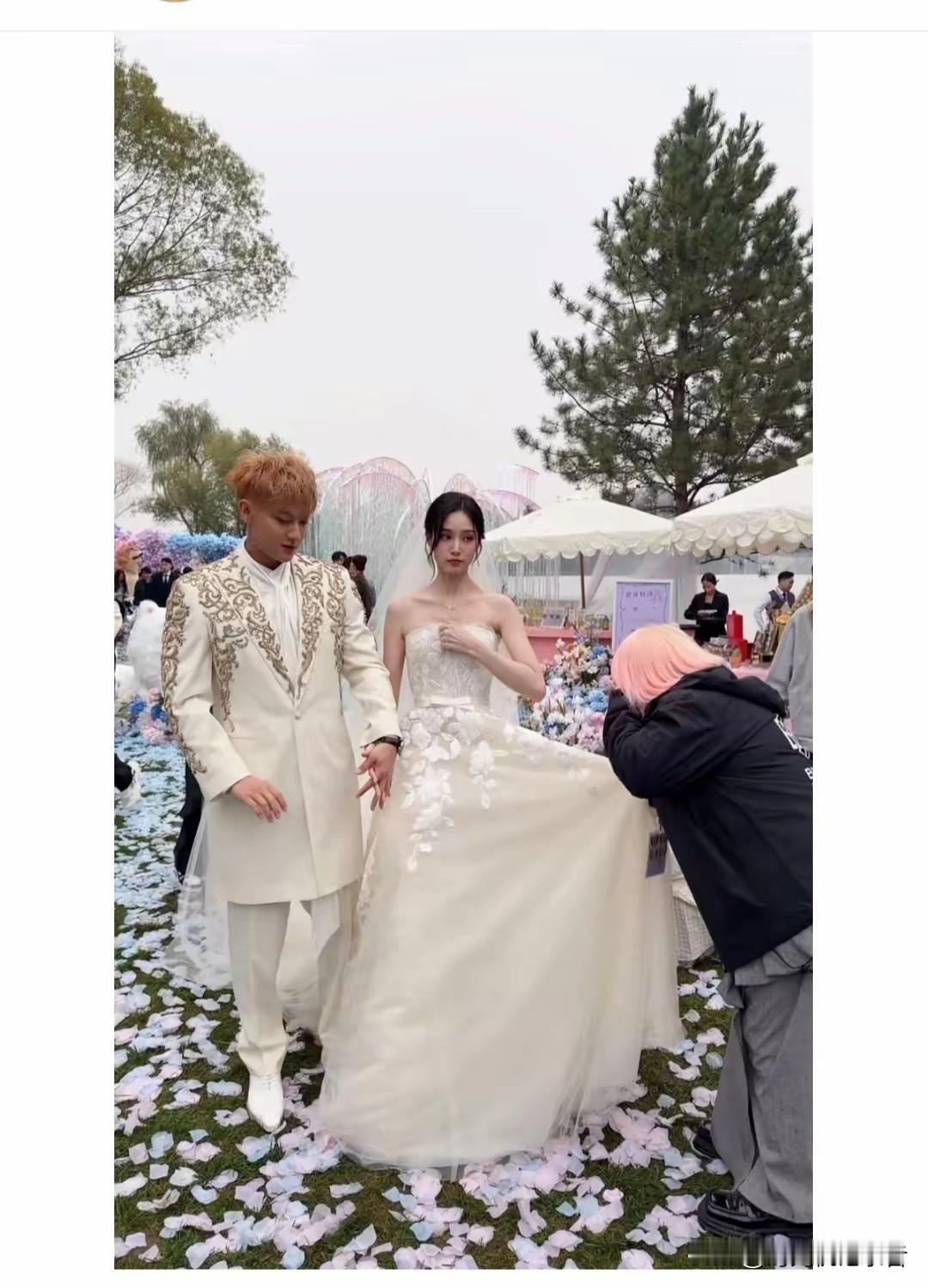 黄子韬的婚礼一看就花了很多钱，但是除了甜蜜，现场布置真的很乱，看起来太耀眼了。