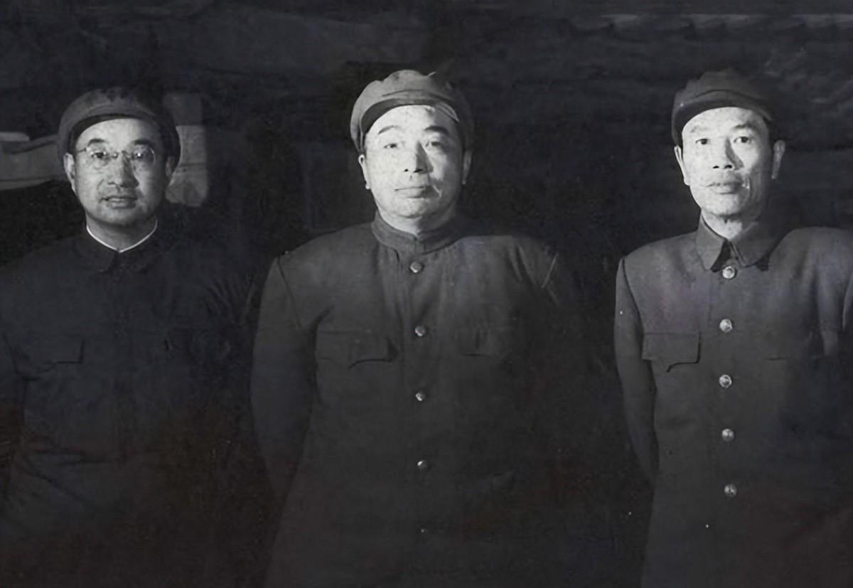 1965年彭德怀来到成都，被派理发时意外得知邓华将军竟在彭德怀家附近居住
196