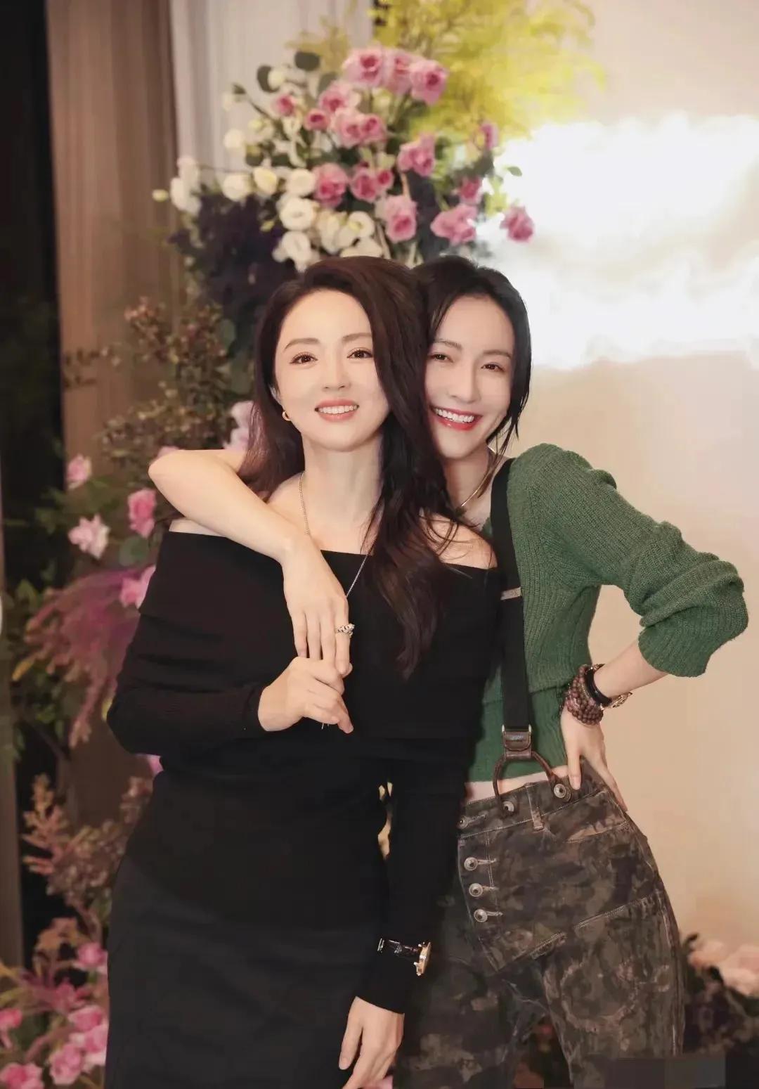 董璇44岁了，与多位美女合影优雅大气，越来越有女王气场了！
女人上了年纪，就该是