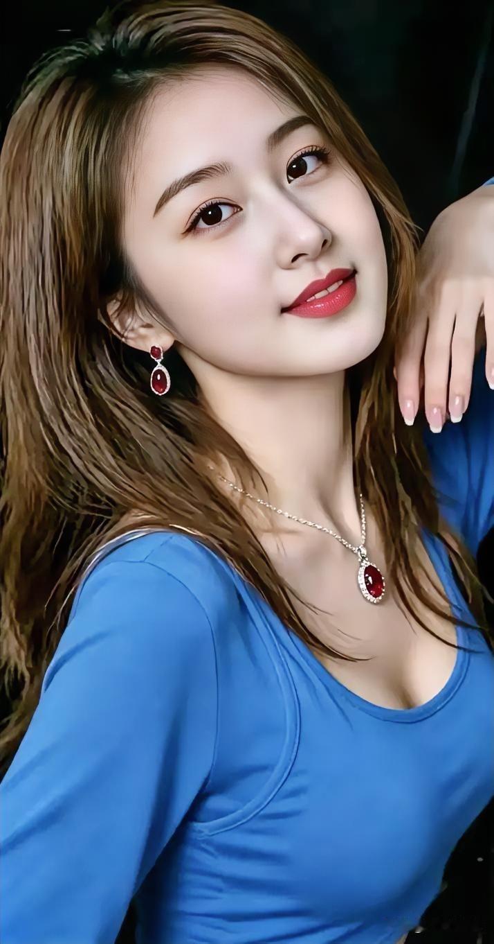 蓝衫裹住温柔，

红饰点亮眼眸。

长发垂落成瀑，

笑意晕染春秋。

耳畔珠光