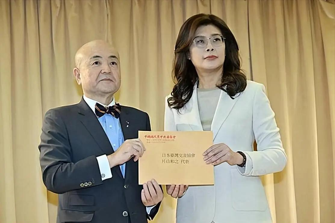 看看马英九，郑丽文与国民党要员的种种跪美舔日的表现结合历史事实，我们得出一个结论