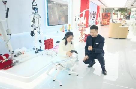 在中国移动三坊七巷数字展厅内游客与机器狗互动

“现在养老越来越安心、越来越方便