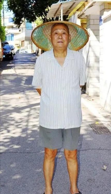 1993年，湖南，16岁女孩考上高中，因家里没钱，只好做保姆，60岁退休老校长得