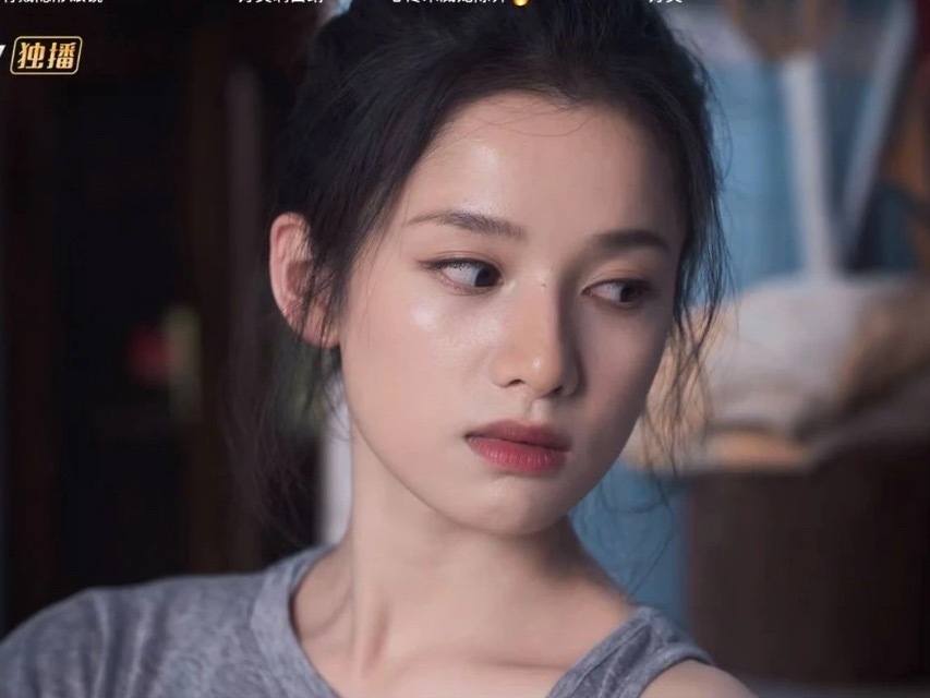 这个妆是怎么画出来的这么清透，有光泽。这个颧骨和额头上的高光怎么能这么好看，感觉